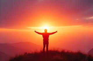 Túrázó pár nézi a naplementét egy gyönyörű tájon, szabadság és egyedi élmény szimbóluma, mobil nézetre optimalizálva